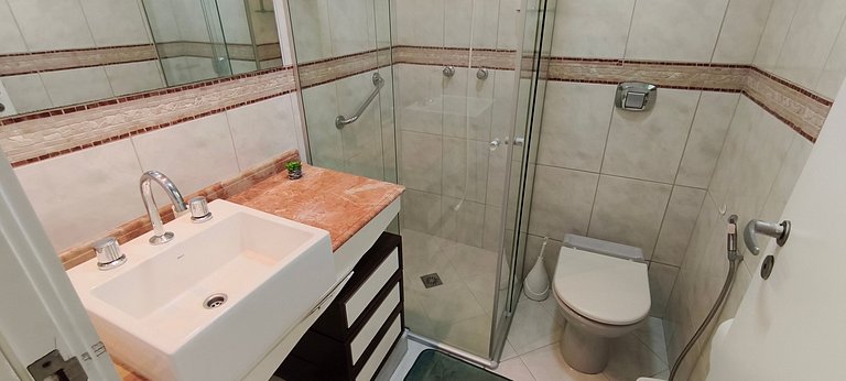 Beira-mar, pé na areia, integrado na natureza