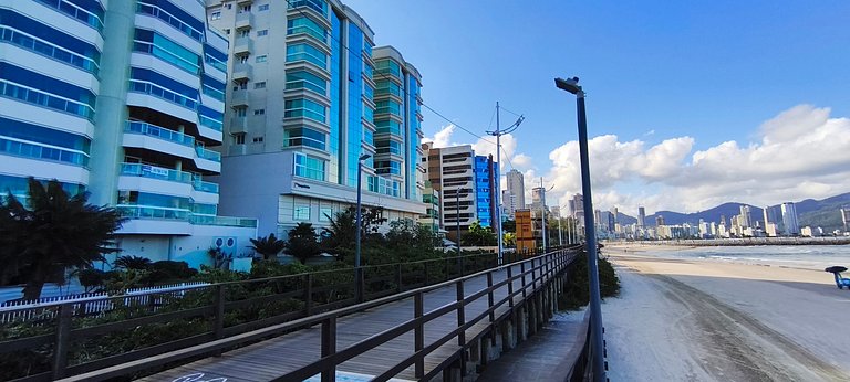 Beira-mar, pé na areia, integrado na natureza
