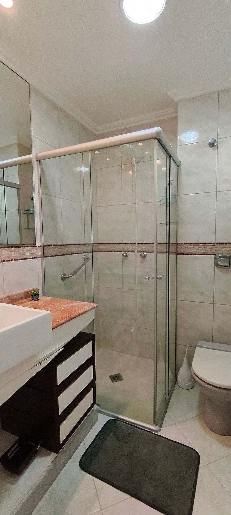 Beira-mar, pé na areia, integrado na natureza