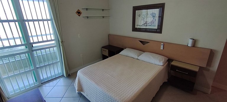 Beira-mar, pé na areia, integrado na natureza