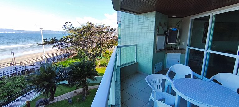 Beira-mar, pé na areia, integrado na natureza