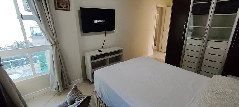 Beira-mar, pé na areia, integrado na natureza