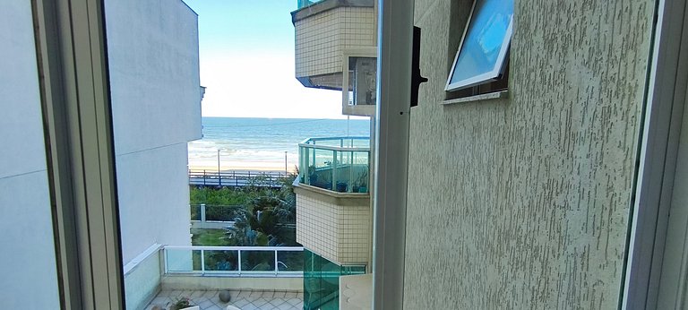 Beira-mar, pé na areia, integrado na natureza