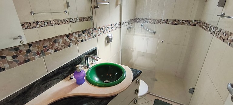 Beira-mar, pé na areia, integrado na natureza