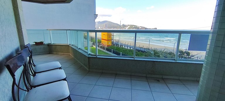 Beira-mar, pé na areia, integrado na natureza