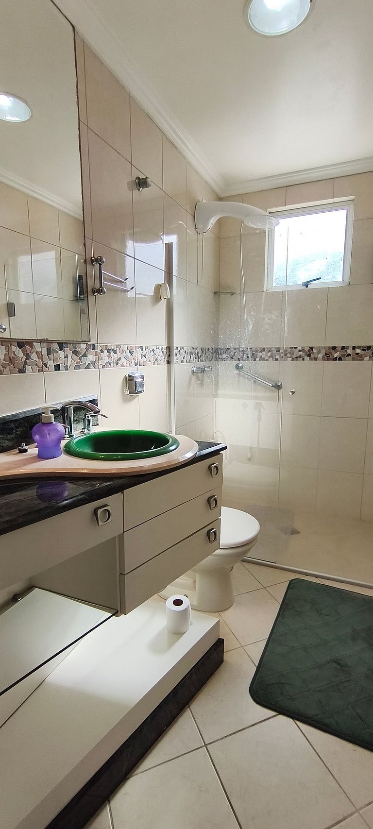 Beira-mar, pé na areia, integrado na natureza