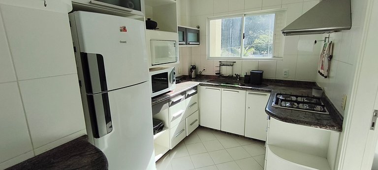 Beira-mar, pé na areia, integrado na natureza