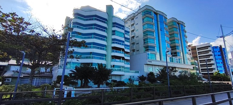 Beira-mar, pé na areia, integrado na natureza