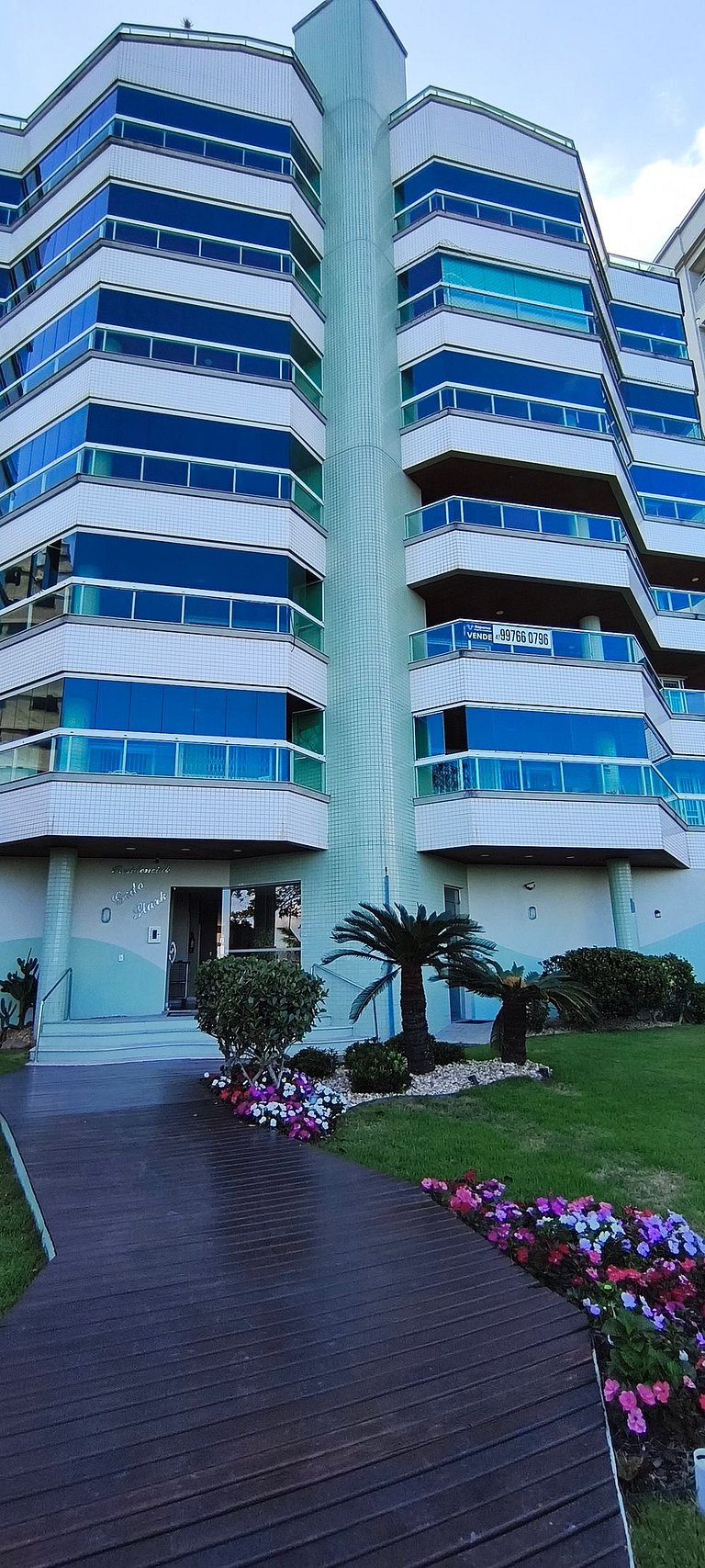 Beira-mar, pé na areia, integrado na natureza