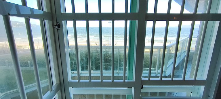 Beira-mar, pé na areia, integrado na natureza