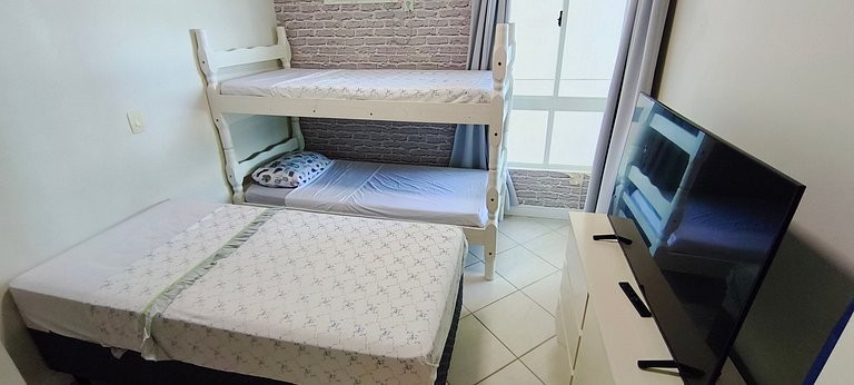 Beira-mar, pé na areia, integrado na natureza