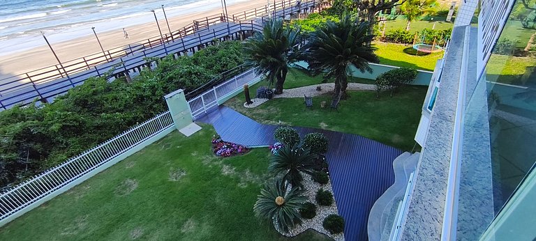 Beira-mar, pé na areia, integrado na natureza