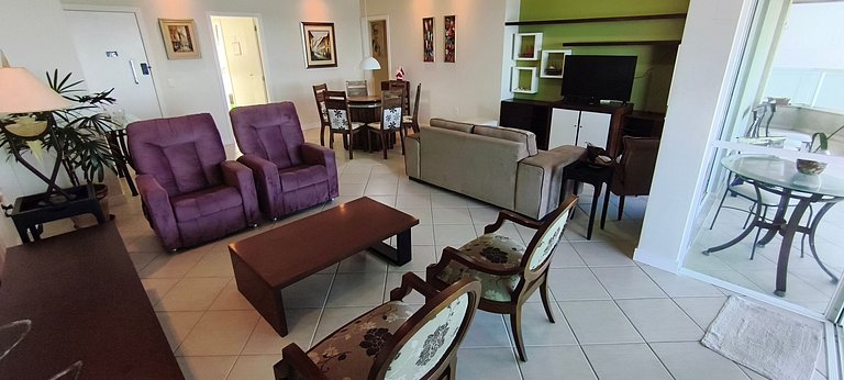 Beira-mar, pé na areia, integrado na natureza