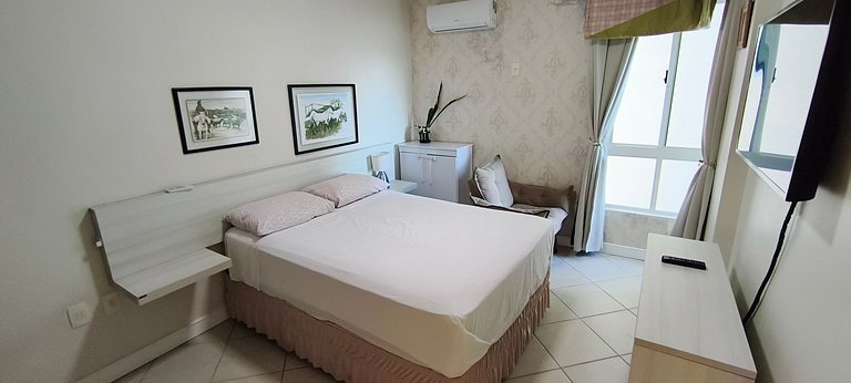 Beira-mar, pé na areia, integrado na natureza