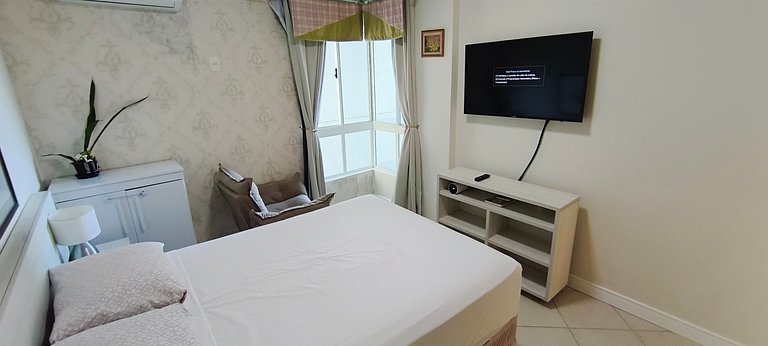 Beira-mar, pé na areia, integrado na natureza