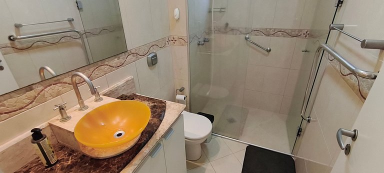 Beira-mar, pé na areia, integrado na natureza