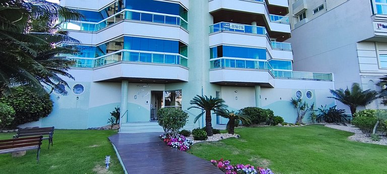 Beira-mar, pé na areia, integrado na natureza