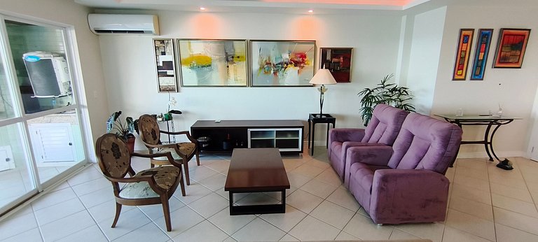 Beira-mar, pé na areia, integrado na natureza