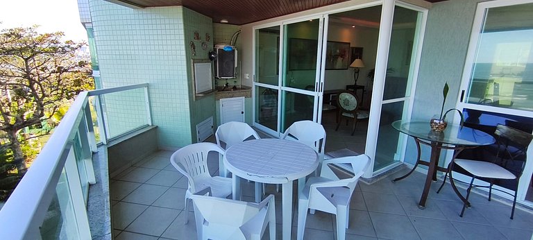 Beira-mar, pé na areia, integrado na natureza