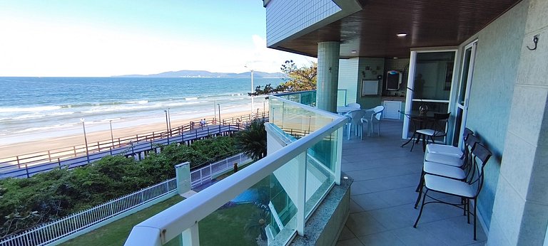 Beira-mar, pé na areia, integrado na natureza