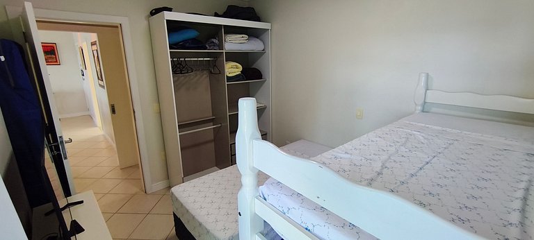 Beira-mar, pé na areia, integrado na natureza