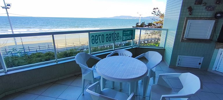 Beira-mar, pé na areia, integrado na natureza