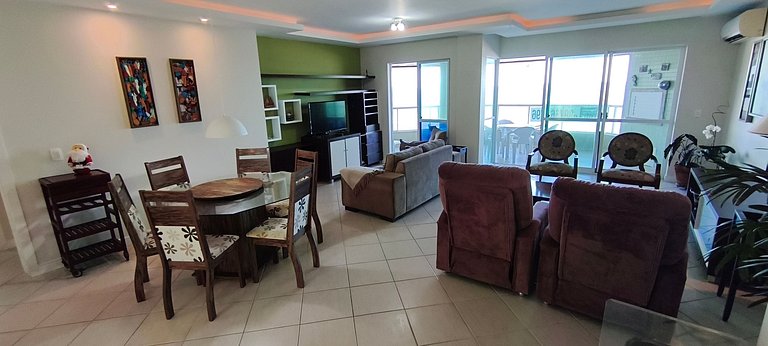 Beira-mar, pé na areia, integrado na natureza