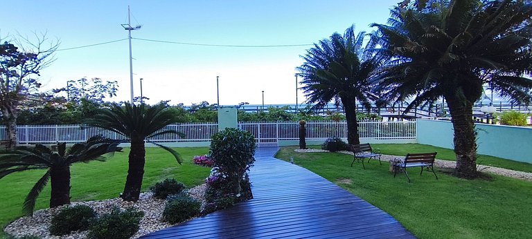 Beira-mar, pé na areia, integrado na natureza