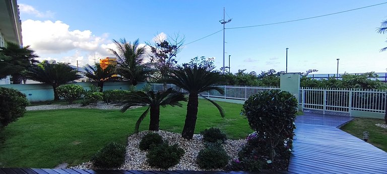 Beira-mar, pé na areia, integrado na natureza