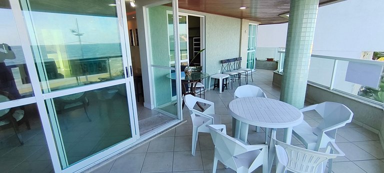 Beira-mar, pé na areia, integrado na natureza