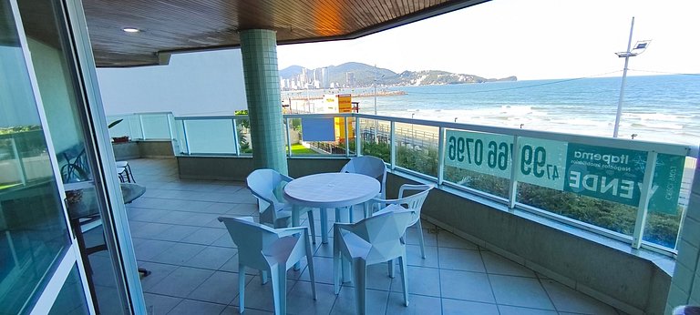 Beira-mar, pé na areia, integrado na natureza