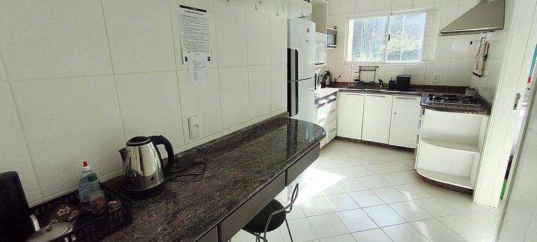 Beira-mar, pé na areia, integrado na natureza