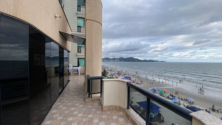 Cobertura beira-mar com terraço e vista