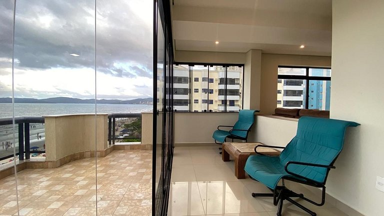 Cobertura beira-mar com terraço e vista