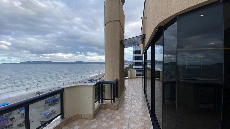 Cobertura beira-mar com terraço e vista