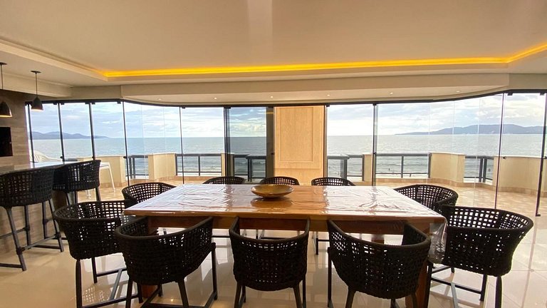 Cobertura beira-mar com terraço e vista