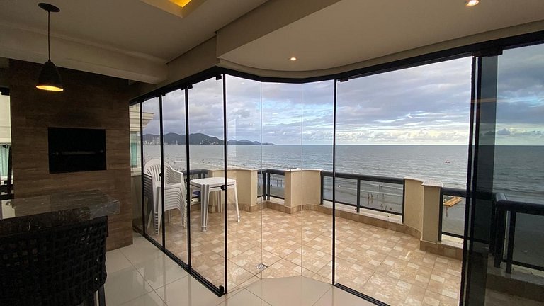 Cobertura beira-mar com terraço e vista