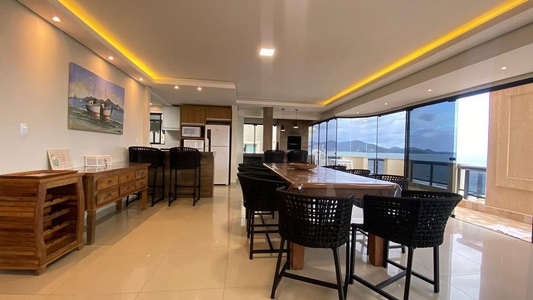Cobertura beira-mar com terraço e vista