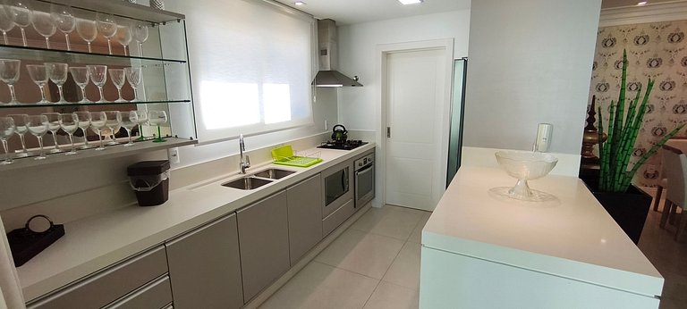 Apartamento luxuoso, vista mar, 4 suítes