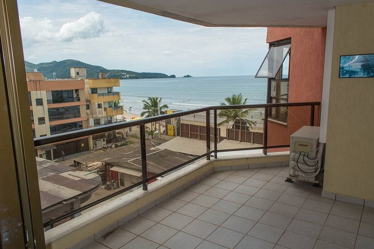 280m² e piscina só sua, pé na praia