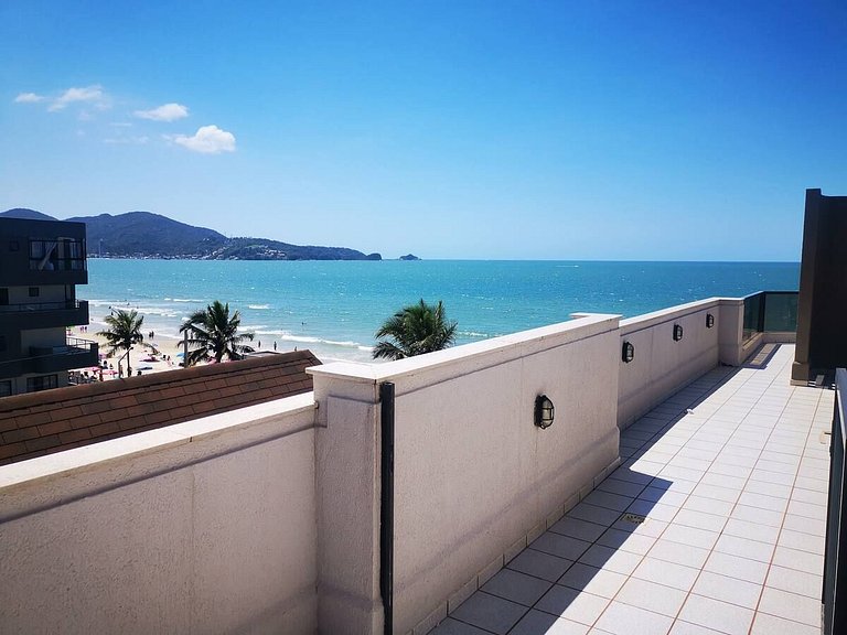 280m² e piscina só sua, pé na praia