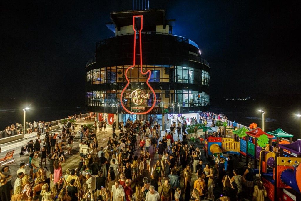 Movimento de público em frente ao Hard Rock Cafe Itapema, sobre o Píer Oporto, à noite