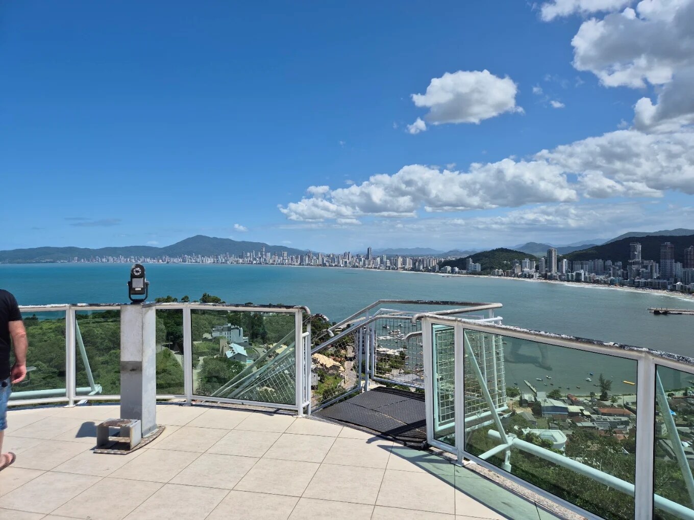 Vista 360° do topo do Mirante do Encanto, com a baía de Itapema e o Centro ao fundo